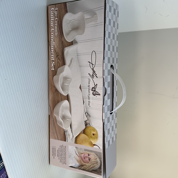 Dolly Parton 4 Piece Ceramic Guitar White Condiment Set NIB Long Tray & 3 Dishes - Picture 3 of 6